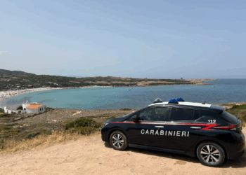 Minaccia di buttarsi giù dal tetto, giovane donna salvata da un carabiniere a Trinità d’Agultu