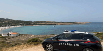 Minaccia di buttarsi giù dal tetto, giovane donna salvata da un carabiniere a Trinità d’Agultu