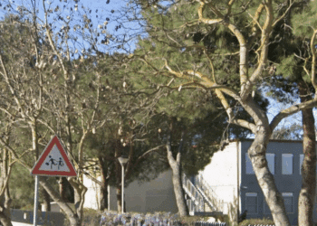 Assemini, crolla un lampione a pochi metri dai bambini: tragedia sfiorata e genitori in rivolta