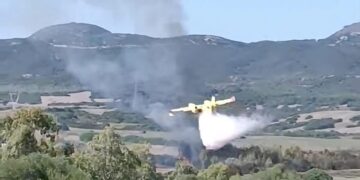 Sardegna ancora in fiamme: incendio tra Villasor e le campagne di Serramanna, critica la situazione a Carbonia