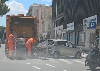 Nuove corsie ciclabili in via Tuveri, la polemica non si placa a Cagliari: “Sembrano incollate in mezzo alla strada” (VIDEO)