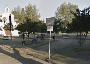 Assemini, donna nuda al parco fra le famiglie  inveisce contro il coro della chiesa
