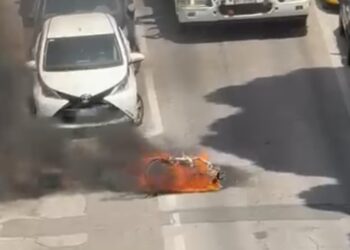 Cagliari, paura in viale Sant’Ignazio: bici elettrica va a fuoco durante l’uso -VIDEO