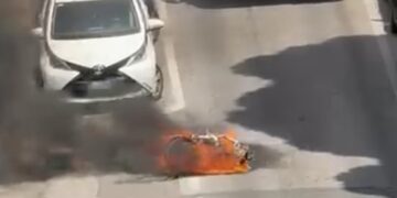 Cagliari, paura in viale Sant’Ignazio: bici elettrica va a fuoco durante l’uso -VIDEO