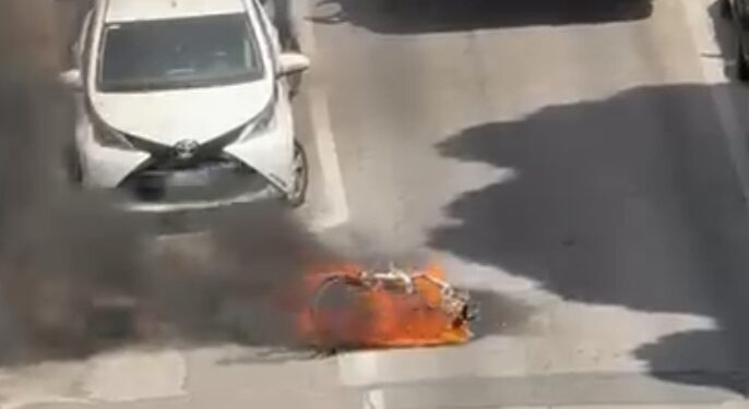 Cagliari, paura in viale Sant’Ignazio: bici elettrica va a fuoco durante l’uso -VIDEO