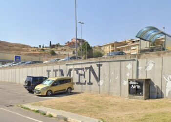 Monastir, a petto nudo e con una mazza in mano dentro il supermercato: cacciati via dai commessi