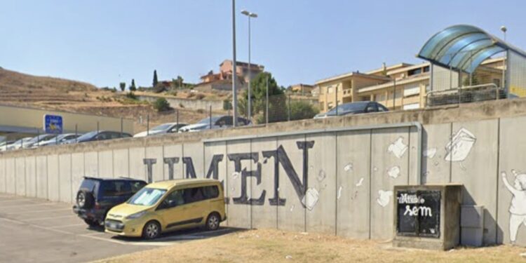 Monastir, a petto nudo e con una mazza in mano dentro il supermercato: cacciati via dai commessi