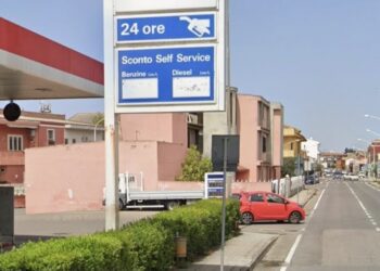 Decimomannu, auto data alle fiamme davanti al distributore di benzina