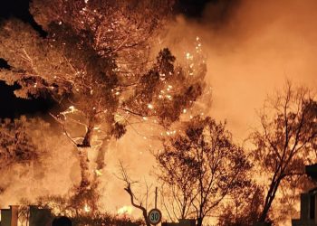 Capoterra, fiamme alte durante la notte in via Amendola: residenti in strada per spostare le auto