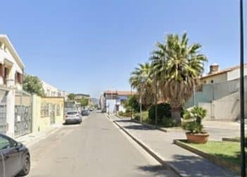 Quartucciu, si lancia in mezzo alla strada mentre passano le auto