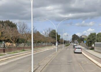 Assemini, tragedia sfiorata al campo estivo: crolla un lampione a pochi passi dai bimbi e dagli operatori