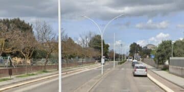 Assemini, tragedia sfiorata al campo estivo: crolla un lampione a pochi passi dai bimbi e dagli operatori