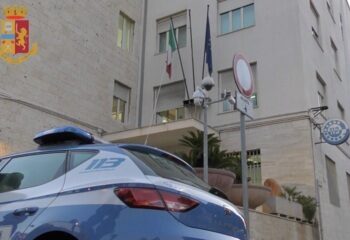 Cagliari, tragedia sfiorata all’alba in piazza del Carmine: scaraventa a terra una 75enne e le strappa la borsa