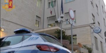 Cagliari, tragedia sfiorata all’alba in piazza del Carmine: scaraventa a terra una 75enne e le strappa la borsa