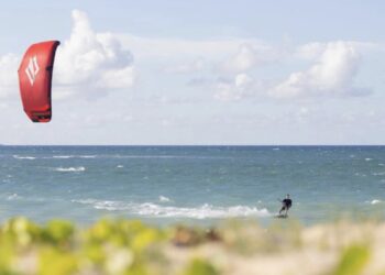 Masainas, giovane bagnino salva la vita a un 51enne dopo un grave incidente di kitesurf