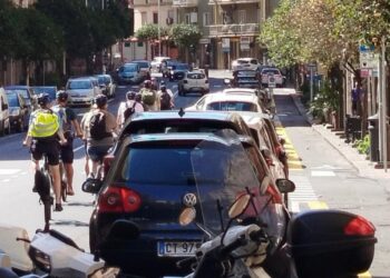 Cagliari, in via Pergolesi pista ciclabile completamente vuota e ciclisti in mezzo alla strada