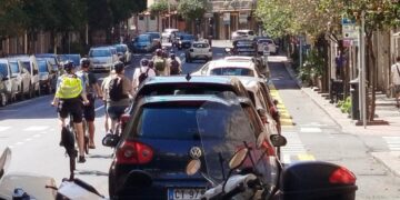Cagliari, in via Pergolesi pista ciclabile completamente vuota e ciclisti in mezzo alla strada