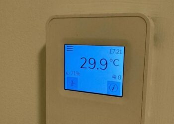 Cagliari, caldo insostenibile nella Casa dello Studente di viale La Plaia: “Nelle camere ci sono 30 gradi, viviamo accampati sulla terrazza”
