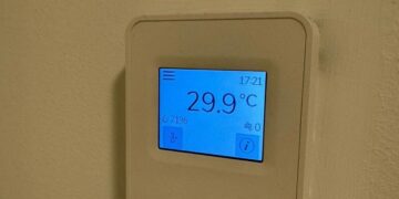 Cagliari, caldo insostenibile nella Casa dello Studente di viale La Plaia: “Nelle camere ci sono 30 gradi, viviamo accampati sulla terrazza”