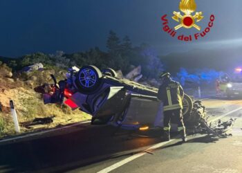 Auto contromano sulla 131, dramma all’alba: muore un uomo, ferito un bambino di 10 anni