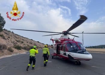 Cala Gonone, una donna e due bambine sul sup salvate nel mare in tempesta