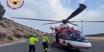Cala Gonone, una donna e due bambine sul sup salvate nel mare in tempesta