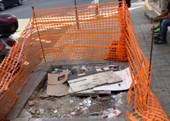 Cagliari, in via Tuveri da tre mesi una fogna a cielo aperto: “Cattivo odore costante e rischi per la salute”