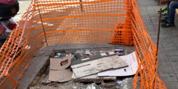 Cagliari, in via Tuveri da tre mesi una fogna a cielo aperto: “Cattivo odore costante e rischi per la salute”