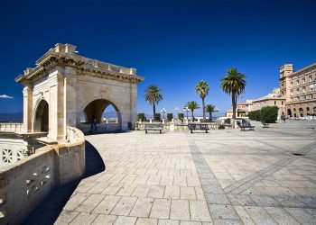 Cagliari, il dramma durante l’emergenza calore: a Castello muore un uomo in strada, traffico deviato nel centro storico