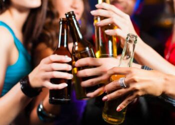 Poetto di Quartu, la movida dei minorenni all’insegna di fiumi di alcol e il silenzio che preoccupa