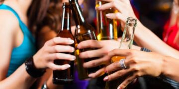 Poetto di Quartu, la movida dei minorenni all’insegna di fiumi di alcol e il silenzio che preoccupa