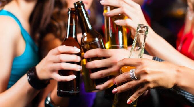 Poetto di Quartu, la movida dei minorenni all’insegna di fiumi di alcol e il silenzio che preoccupa