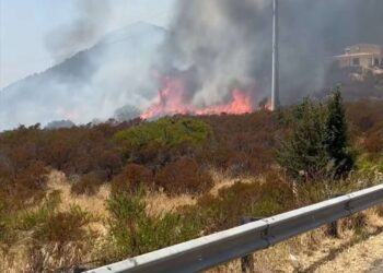 Grosso incendio nella periferia di Domusnovas, chiusa la statale 126 a Carbonia (VIDEO)