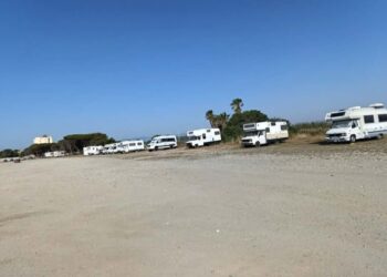 Camper al Poetto, la replica dei camperisti: “Nessun abuso, sostare è un diritto. Cagliari pensi piuttosto ad accogliere il turismo itinerante”