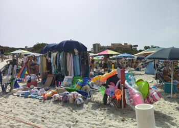 Villasimius, la denuncia in spiaggia di un disabile: “Gli ambulanti occupano la passerella della spiaggia, nessuno interviene per aiutarmi”