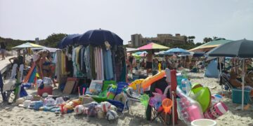 Villasimius, la denuncia in spiaggia di un disabile: “Gli ambulanti occupano la passerella della spiaggia, nessuno interviene per aiutarmi”