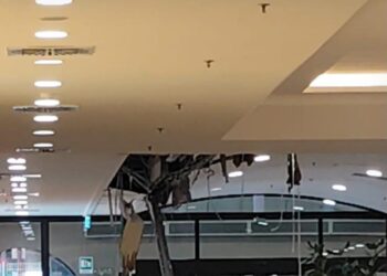  Sestu, paura alla Corte del Sole: esplode una tubazione, crolla parte del controsoffitto