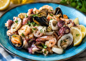 La cultura nel piatto: insalata di mare, un piatto fresco che dimostra come tradizione, gusto e salute possano convivere nella stessa portata