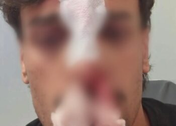 Occupano il posto riservato ai disabili e aggrediscono madre e figlio: “Non potevo stare in silenzio  davanti a uno schifo del genere”
