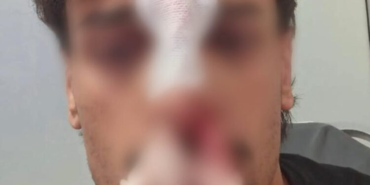 Occupano il posto riservato ai disabili e aggrediscono madre e figlio: “Non potevo stare in silenzio  davanti a uno schifo del genere”