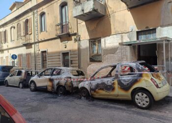Cagliari, fiamme in via Ada Negri: 5 auto distrutte, verifiche strutturali sulla facciata di una palazzina