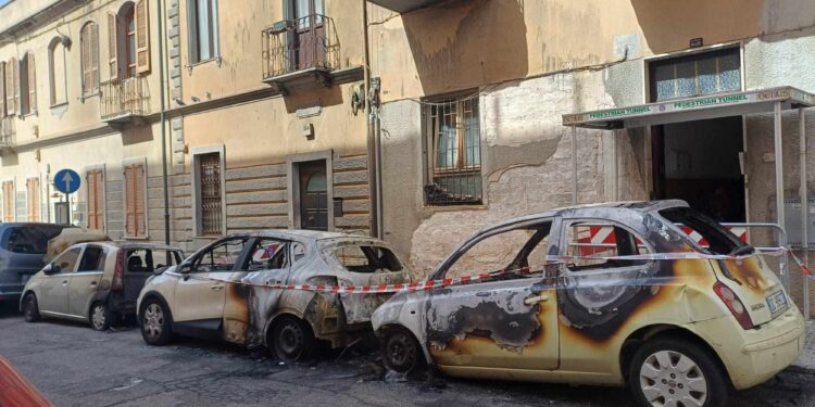 Cagliari, fiamme in via Ada Negri: 5 auto distrutte, verifiche strutturali sulla facciata di una palazzina