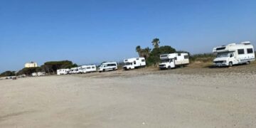 Cagliari: “Campeggio selvaggio al Poetto e pineta usata come fogna, niente multe e zero controlli”