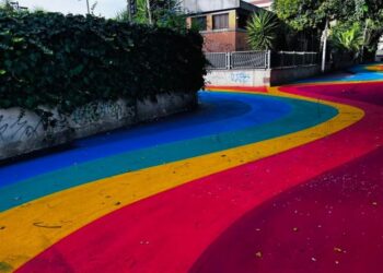 Pavimentazione colorata davanti alla scuola di Pirri, valanga di insulti: il Comune costretto a rimuovere il post