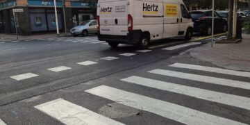 Cagliari, donna rischia di essere investita in via Pergolesi: “Così sono stata aggredita e insultata: ecco come viene trattata una ragazza in città”