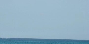 Incidente choc a Solanas, la sindaca disperata: “Chi è in acqua stia a distanza dai mezzi di soccorso, gli aerei devono salvarci dal fuoco”