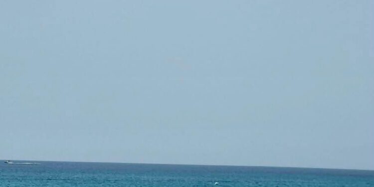 Incidente choc a Solanas, la sindaca disperata: “Chi è in acqua stia a distanza dai mezzi di soccorso, gli aerei devono salvarci dal fuoco”