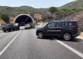Inferno di fuoco a Solanas: un morto e 13 feriti nello schianto tra tre auto, la collina va in fiamme dopo l’incidente a un passo dalla galleria