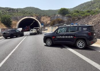 Inferno di fuoco a Solanas: un morto e 13 feriti nello schianto tra tre auto, la collina va in fiamme dopo l’incidente a un passo dalla galleria
