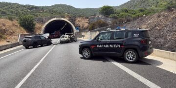 Inferno di fuoco a Solanas: un morto e 13 feriti nello schianto tra tre auto, la collina va in fiamme dopo l’incidente a un passo dalla galleria